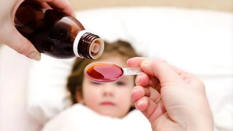 “الصحة” تنصح باستشارة الطبيب قبل إعطاء الأطفال دواء “الإيبوبروفين”