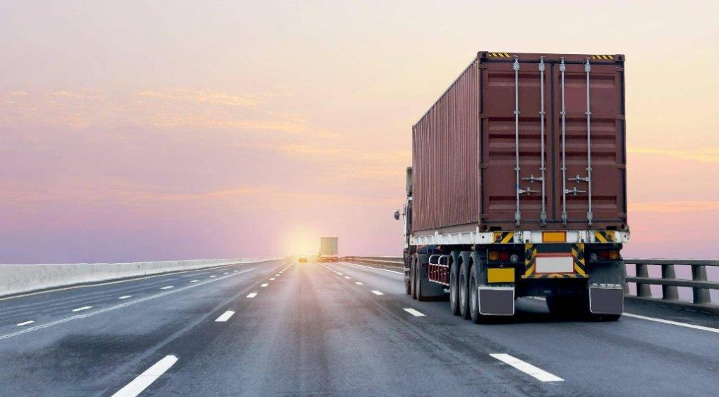 إلزام ناقلي البضائع برًا بتطبيق “وثيقة النقل” الإلكترونية