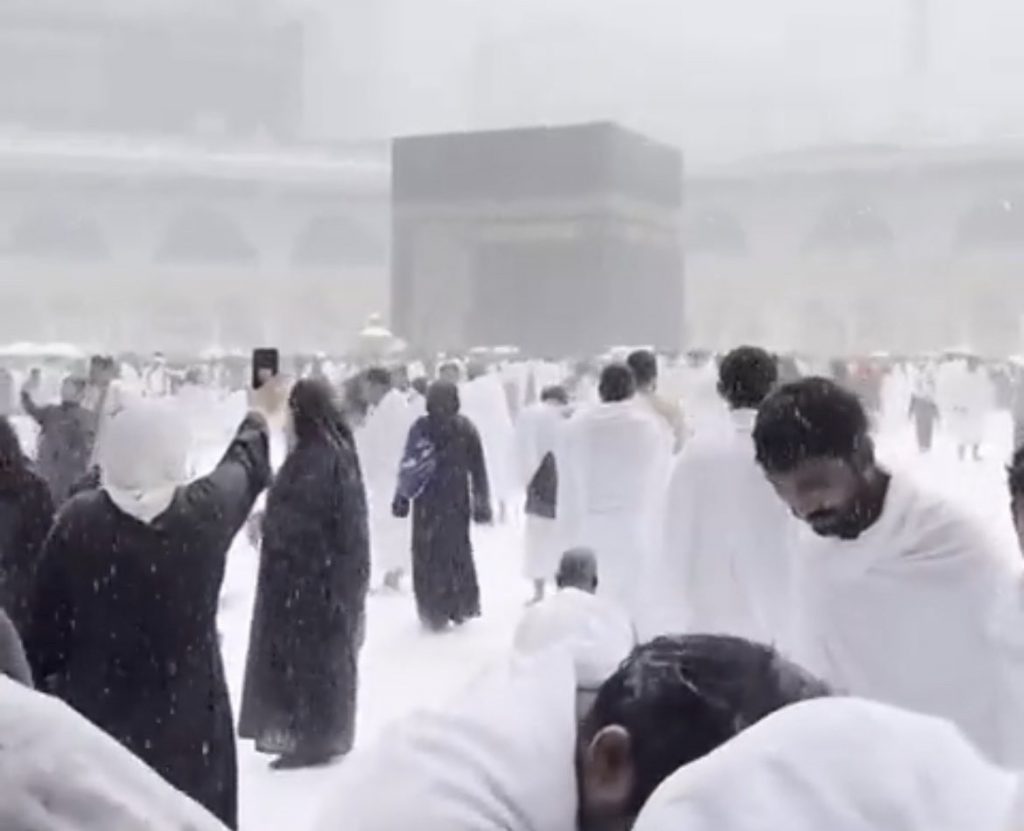 «الأرصاد»: فيديو تساقط الثلوج على المسجد الحرام غير صحيح