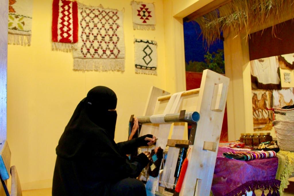 ” آمنة “..حاكت بـ إصرارها السّجاد وحفرت اسمها بين الحرفيات المهرة !