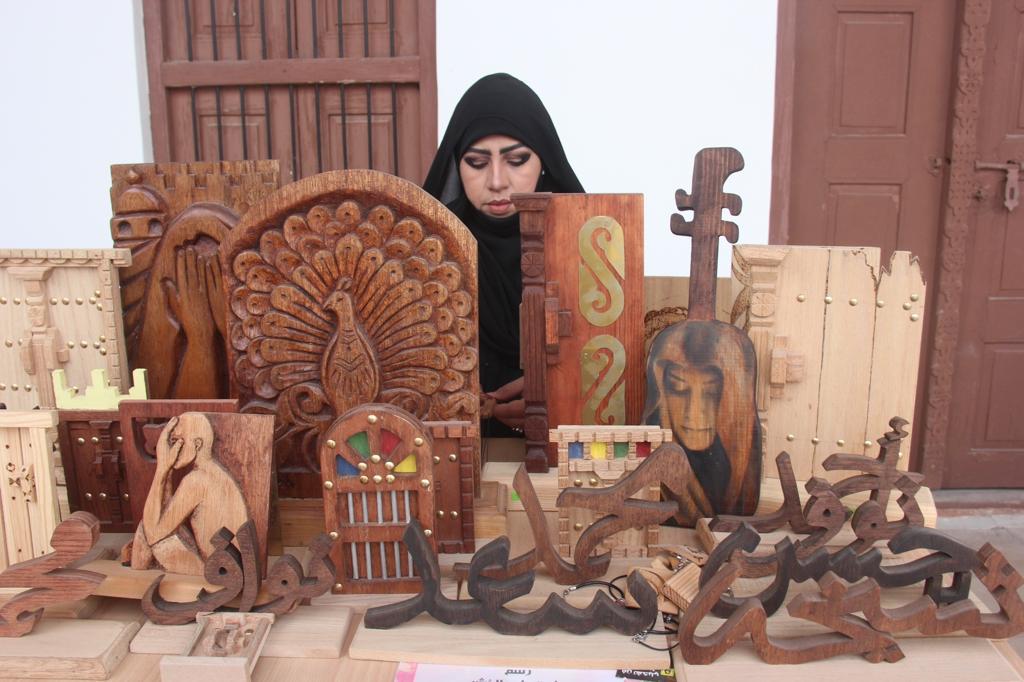 فاطمة الحمودي: أول حرفية سعودية تدخل عالم النحت والنقوش التراثية