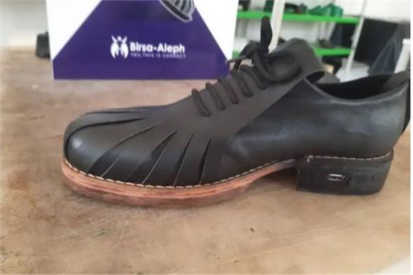 شاب تونسي يبتكر حذاء ذكياً يولد الكهرباء