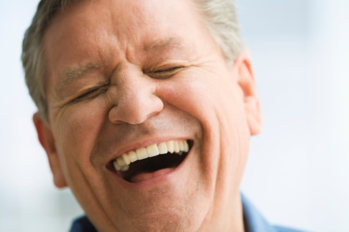 فوائد نفسية وجسدية للضحك.. مسكّن للألم ويُحسّن جهازك المناعي
