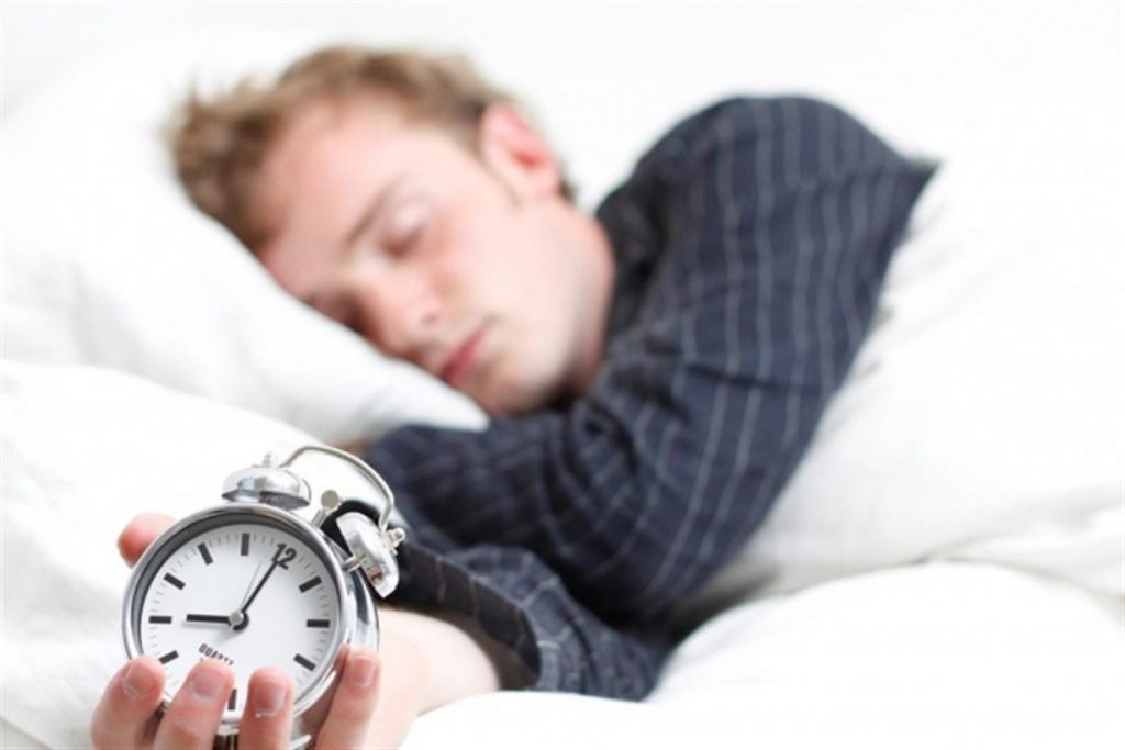 لماذا ينام الناس لفترات أطول في الشتاء؟.. علماء يكشفون السر