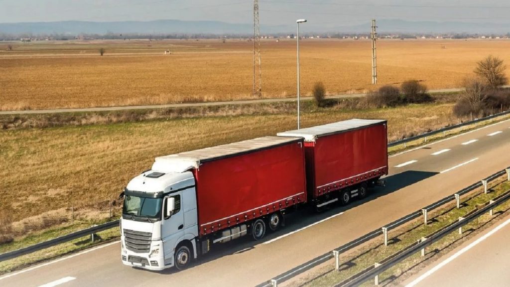 “هيئة النقل” توضح اشتراطات عمل الشاحنات ذات المقطورة المزدوجة في المملكة