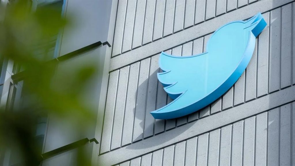 “تويتر” تسقط علامتين من حسابات مؤسسات إعلامية حكومية