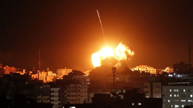 عاجل.. استشهاد 12 فلسطينيًا وإصابة العشرات في غارات صهيونية على قطاع غزة