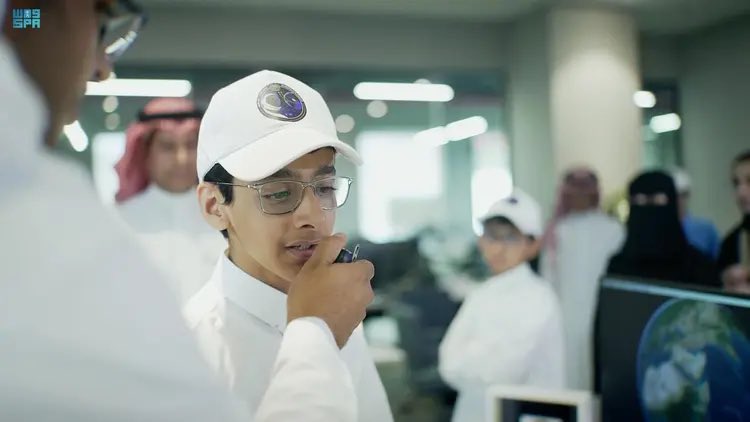 مكالمة للتاريخ.. رائدا الفضاء السعوديان يجريان اتصالا لاسلكيا مع طلاب المملكة