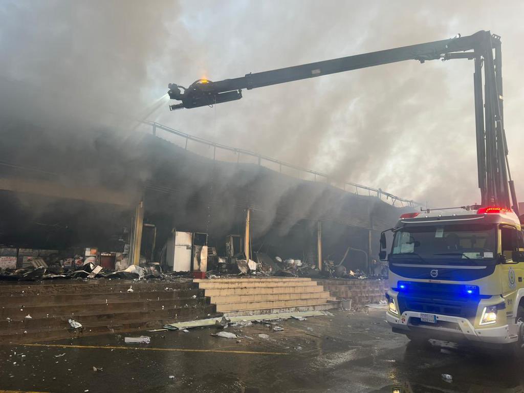 الدفاع المدني يُخمد حريقًا في سوق الصواريخ دون إصابات