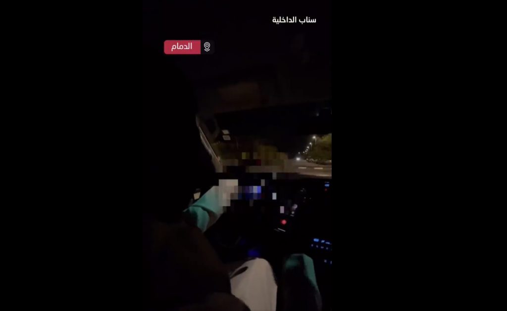 شاهد لحظة مداهمة حية والقبض على مواطن خلال ترويجه لمادة “الشبو” المخدر