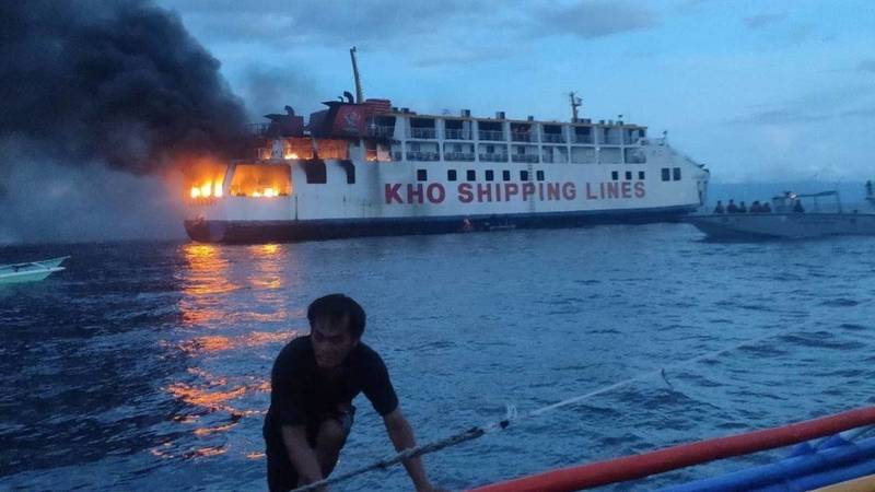 إنقاذ 120 شخصًا من حريق بعبّارة في الفلبين