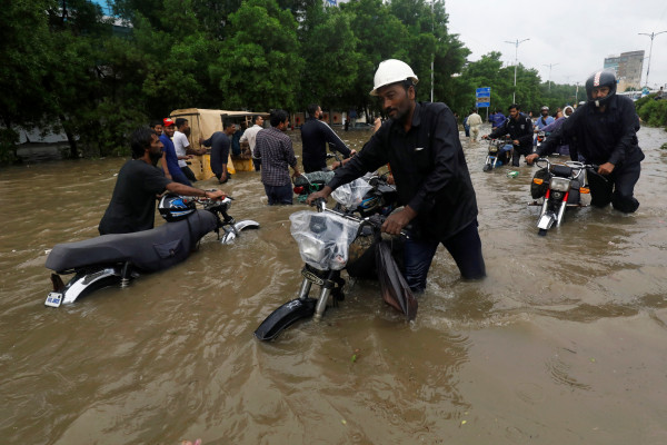 أجواء مناخية صعبة.. مقتل 16 شخصا وإصابة العشرات جراء الأمطار في باكستان
