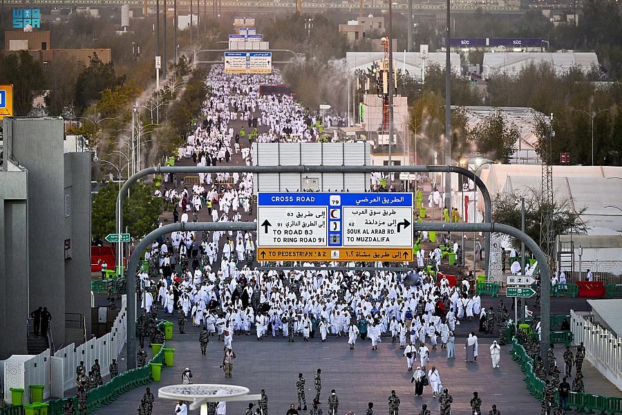 شاهد بالصور.. ضيوف الرحمن يتوافدون إلى صعيد عرفات لأداء ركن الحج الأعظم