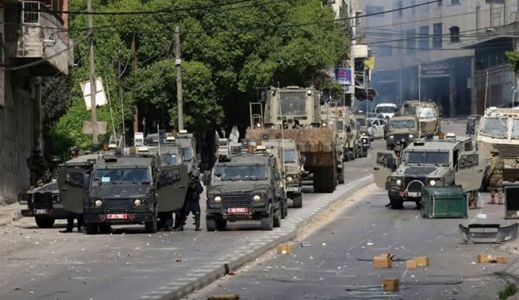 قوات الاحتلال تحاصر مدينة نابلس