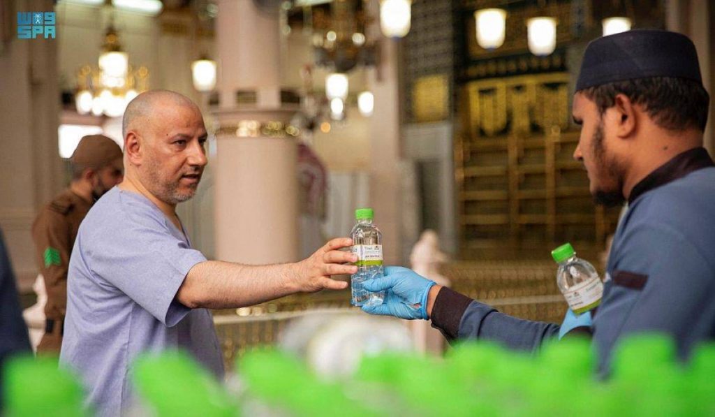 بشكل يومي.. توزيع 80 ألف عبوة ماء زمزم على قاصدي المسجد النبوي