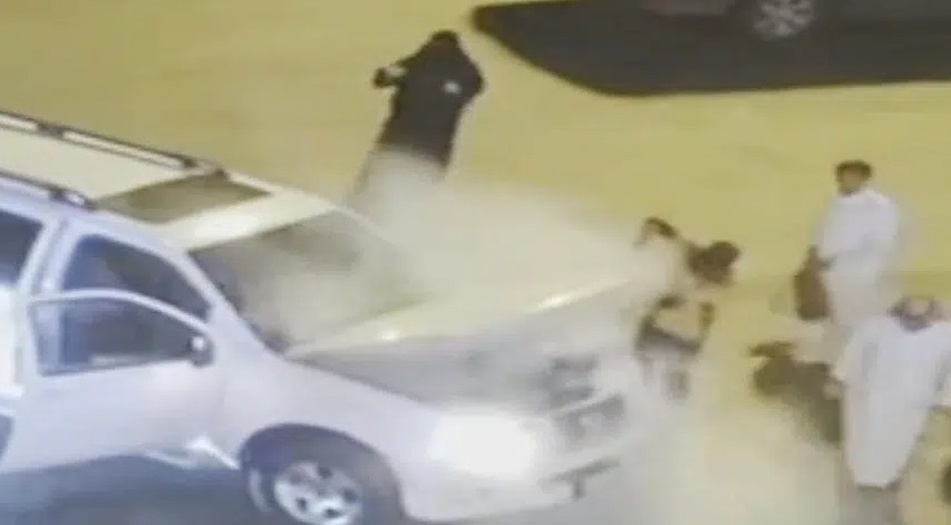 فيديو إنقاذ من كارثة.. شاهد عامل يبادر بإخماد حريق اشتعل في سيارة سعودي
