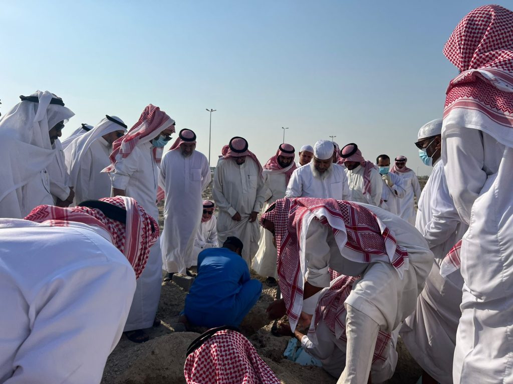 في الأحساء.. المئات يشيعون جثامين الأسرة الأردنية ضحايا حادث طريق حرض