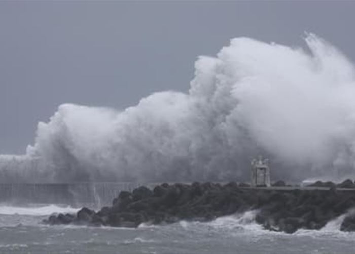 الإعصار “لان” يضرب غرب اليابان مصحوبا برياح عنيفة وأمطار غزيرة