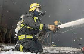 في الأحساء.. الدفاع المدني يخمد حريقًا في مصنع دون إصابات (صور)