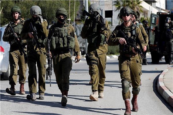 قوات الاحتلال الإسرائيلي تعتقل 12 فلسطينيا في الضفة الغربية