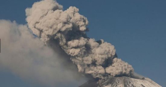 كارثة جديدة.. ثوران بركان “آناك كراكاتو” في إندونيسيا