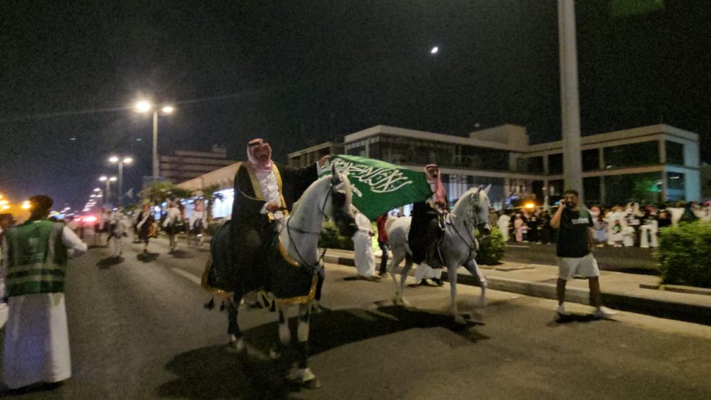 بالفيديو والصور| عدسة “الواحة نيوز” ترصد فرحة أهالي الأحساء باليوم الوطني السعودي