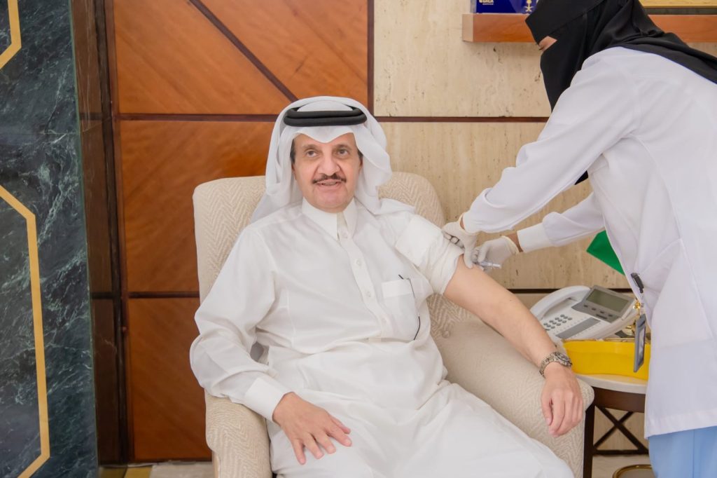 بالصور.. أمير المنطقة الشرقية يدشّن حملة التطعيم ضدّ الإنفلونزا الموسمية