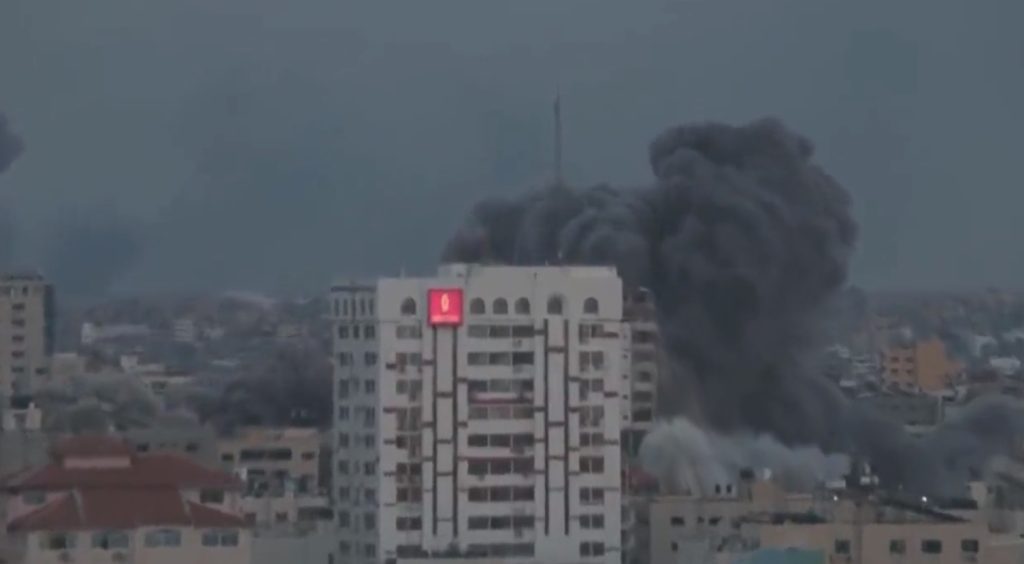 فيديو| لحظة قصف الاحتلال الإسرائيلي لـبرج فلسطين في غزة