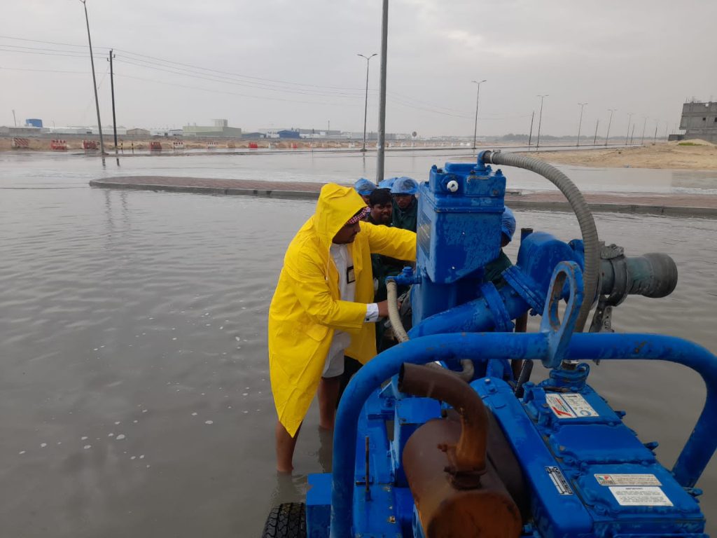 بالصور.. “بلدية العيون” تباشر معالجة مواقع تجمعات الأمطار