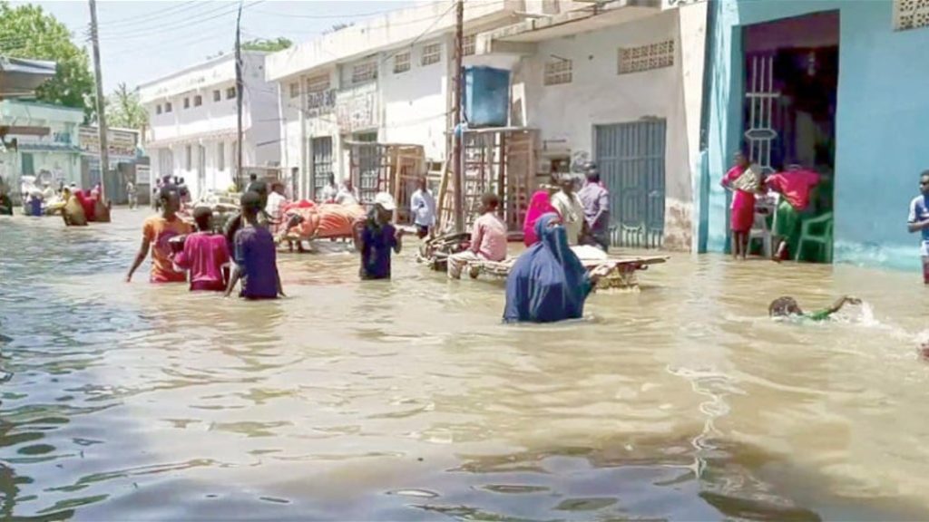 مصرع 50 شخصًا ونزوح 700 ألف جراء الفيضانات في الصومال