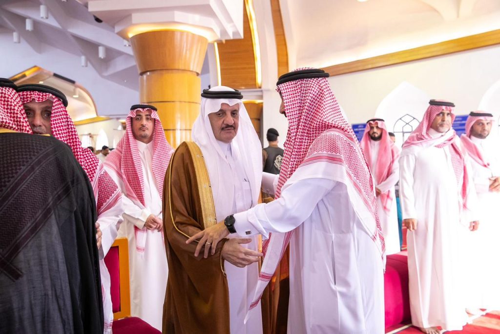 أمير الشرقية يؤدي صلاة الميت على سمو الأميرة نورة بنت سعود بن عبدالله بن جلوي 