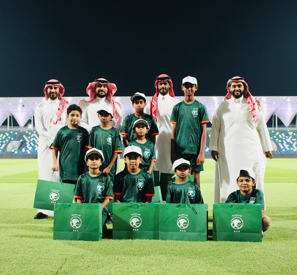 بالفرحة والبهجة.. أيتام الرياحين مع المنتخب السعودي