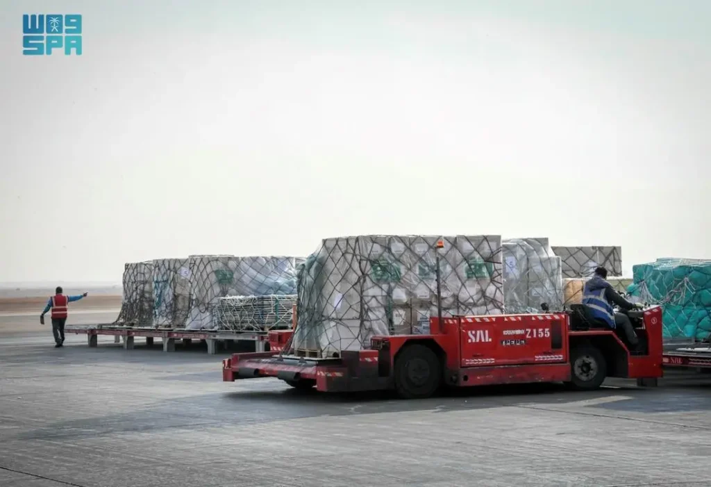 مساعدات تزن 35 طنًا.. مغادرة الطائرة السعودية السادسة لإغاثة غزة
