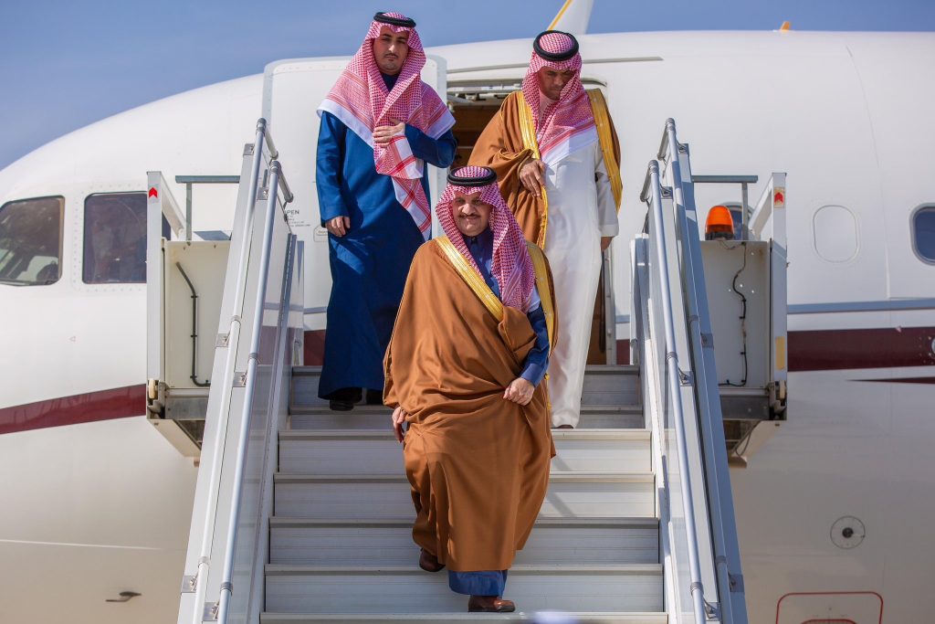 استقبله الأمير سعود بن طلال.. أمير الشرقية يصل الأحساء لتدشين عدد من المشاريع التنموية