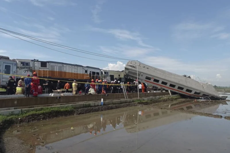 مقتل وإصابة 33 شخصًا جراء اصطدام قطارين في جزيرة جاوة بإندونيسيا