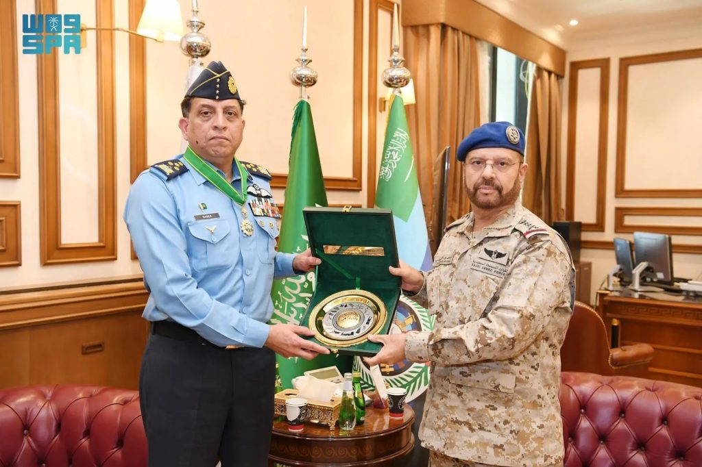 منح رئيس أركان القوات الجوية الباكستانية وسام الملك عبدالعزيز من الدرجة الممتازة