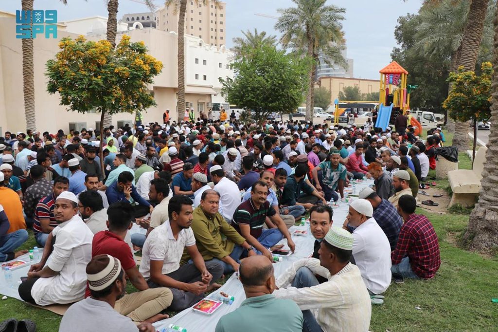 أكثر من 30 ألف شخص يشاركون إفطار جمعية “هداية” بالخبر