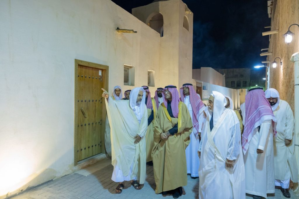 بالصور.. محافظ الأحساء يزور مدارس أسرة الشيخ أبوبكر الملا والمسجد التاريخي
