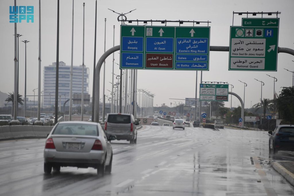 بالصور.. أمطار متوسطة على محافظة الأحساء