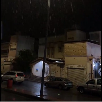 بالفيديو.. أمطار متفرقة على محافظة الأحساء