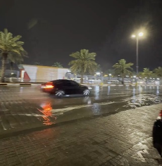 شاهد بالفيديو.. أمطار متوسطة إلى غزيرة على محافظة الأحساء