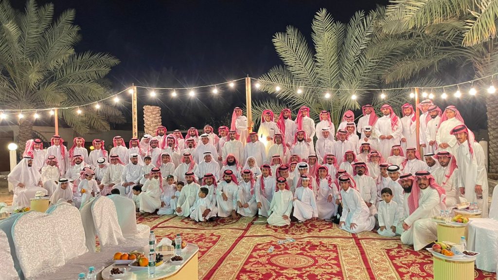 بالصور.. أسرة آل قرناس بالعيون تحتفل بعيد الفطر المبارك