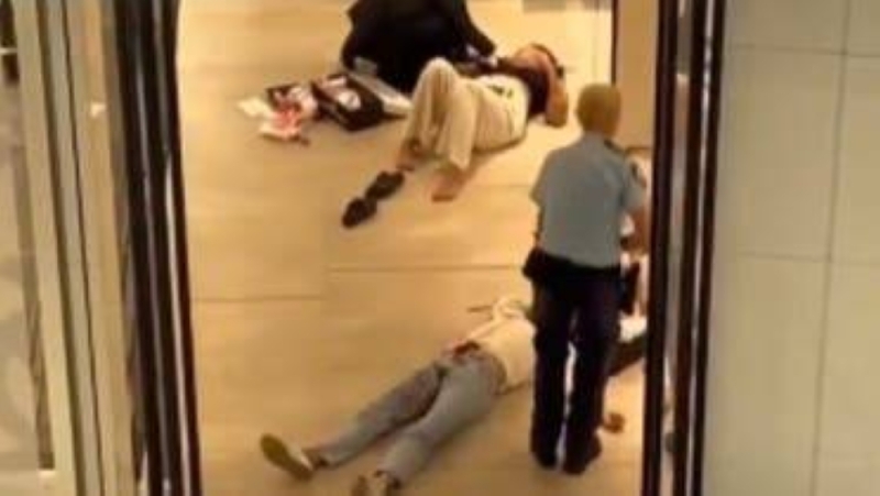 فيديو صادم.. شاهد لحظة طعن عدد من الأشخاص داخل مركز تسوق في سيدني