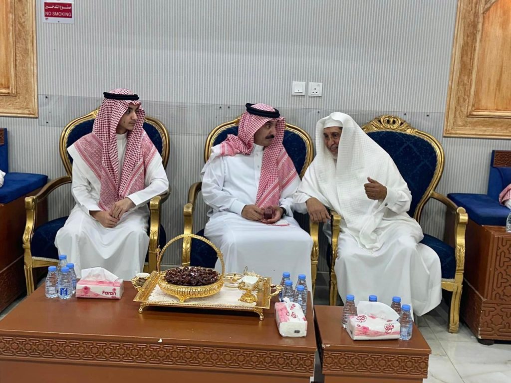 الأمير عبدالعزيز بن جلوي يقدم واجب العزاء لأسرة “العواص “