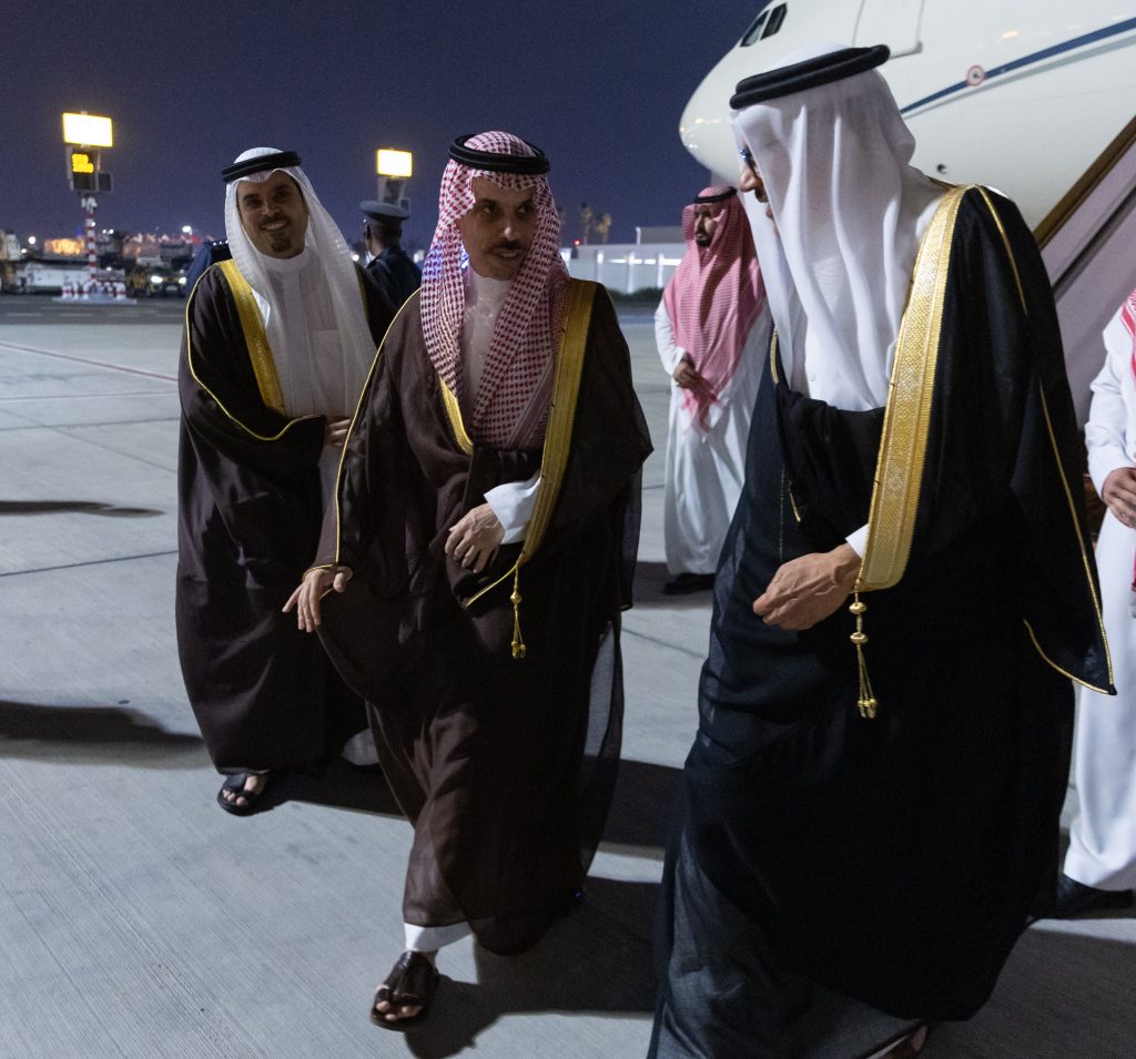 فيصل بن فرحان يصل البحرين للمشاركة في اجتماع وزراء الخارجية لجامعة الدول العربية