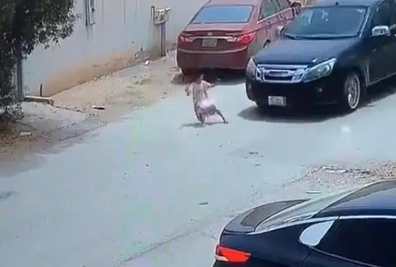 بالفيديو.. كاميرا مراقبة توثق لحظة نجاة طفلة من حادثة دهس على أحد الطرق