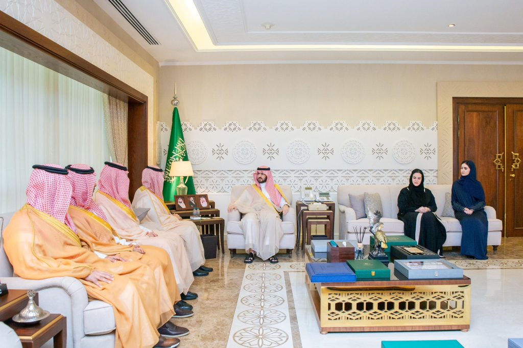 الأمير سعود بن بندر بن عبدالعزيز يطلع على التقرير السنوي لأعمال غرفة الشرقية