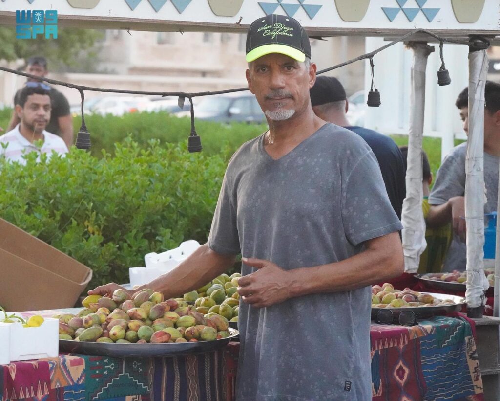 فعالية اللوز القطيفي تجذب الأهالي لاقتنائه والتعرف على طرق زراعته