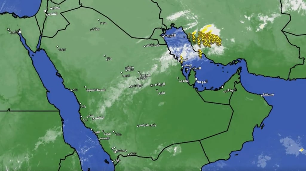 إشارات البرق في سماء المنطقة الشرقية تبشر ببدايات حالة ممطرة