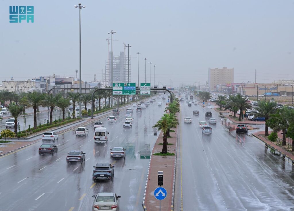 بالصور.. أمطار على عدد من المدن بالمنطقة الشرقية